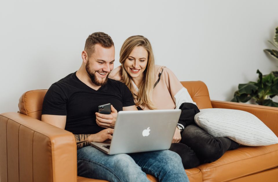 Pareja de novios viendo la invitación digital para su boda